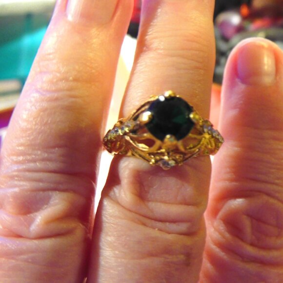 BEAUTIFUL GOLD, CRYSTAL AND EMERALD WOMEN'S RING - SZ 8 - Picture 7 of 7